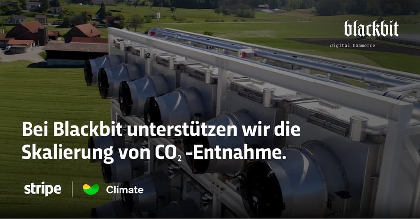 Luftaufnahme einer großen Industrieanlage mit Rohren und Gebäuden im Hintergrund und dem Text 'Bei Blackbit unterstützen wir die Skalierung von CO₂-Entnahme.'