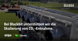 Luftaufnahme einer großen Industrieanlage mit Rohren und Gebäuden im Hintergrund und dem Text 'Bei Blackbit unterstützen wir die Skalierung von CO₂-Entnahme.'