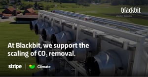 Вид з висоти пташиного польоту на великий промисловий завод з трубами та будівлями на задньому плані і текстом 