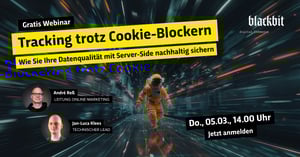 Ein Astronaut läuft durch einen digitalen Tunnel, flankiert von Details über ein Webinar zum Thema Tracking und Datenqualität.