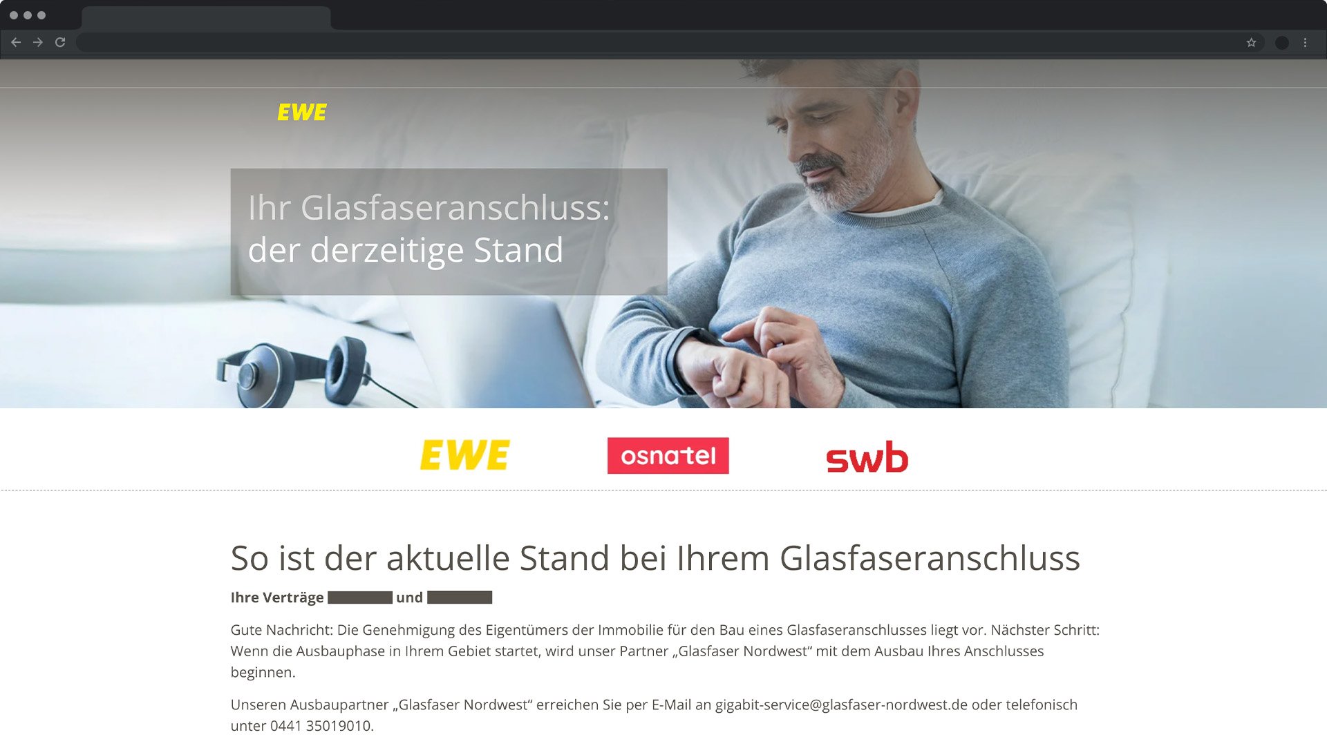 Mann sitzt auf Sofa mit Laptop und Kopfhörern daneben, Text über Glasfaseranschluss und Logos von EWE, osnatel und swb.