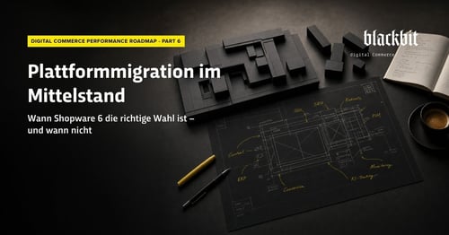 Banner mit der Aufschrift „Plattformmigration im Mittelstand: Wann Shopware 6 die richtige Wahl ist – und wann nicht“ von blackbit digital Commerce. Im Hintergrund ist ein Architekturentwurf mit Bausteinen zu sehen.