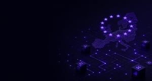 Abstrakte digitale Netzwerklandschaft mit leuchtenden Verbindungslinien und vernetzten Datenknoten auf dunklem Hintergrund. Die futuristische Darstellung symbolisiert sichere Infrastruktur, Skalierbarkeit und die Vernetzung moderner Digital-Commerce-Plattformen.