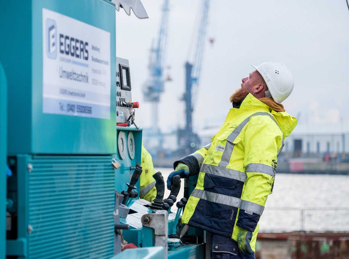 Ein Arbeiter der Firma EGGERS Umwelttechnik ist bei der Wartung oder Inspektion einer technischen Anlage zu sehen. 