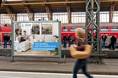 Großflächige Plakatwände rücken Fenster an Bahnhöfen ins richtige Licht.