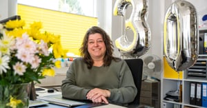 Nadine in ihrem natürlichen Umfeld – am Schreibtisch