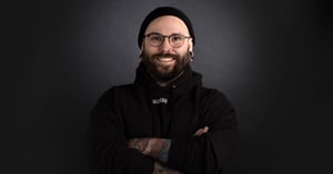 Neugierig, musikalisch und ehrgeizig: Basti ist unser neuer Social Media Manager. Im Interview verrät er mehr über sich.