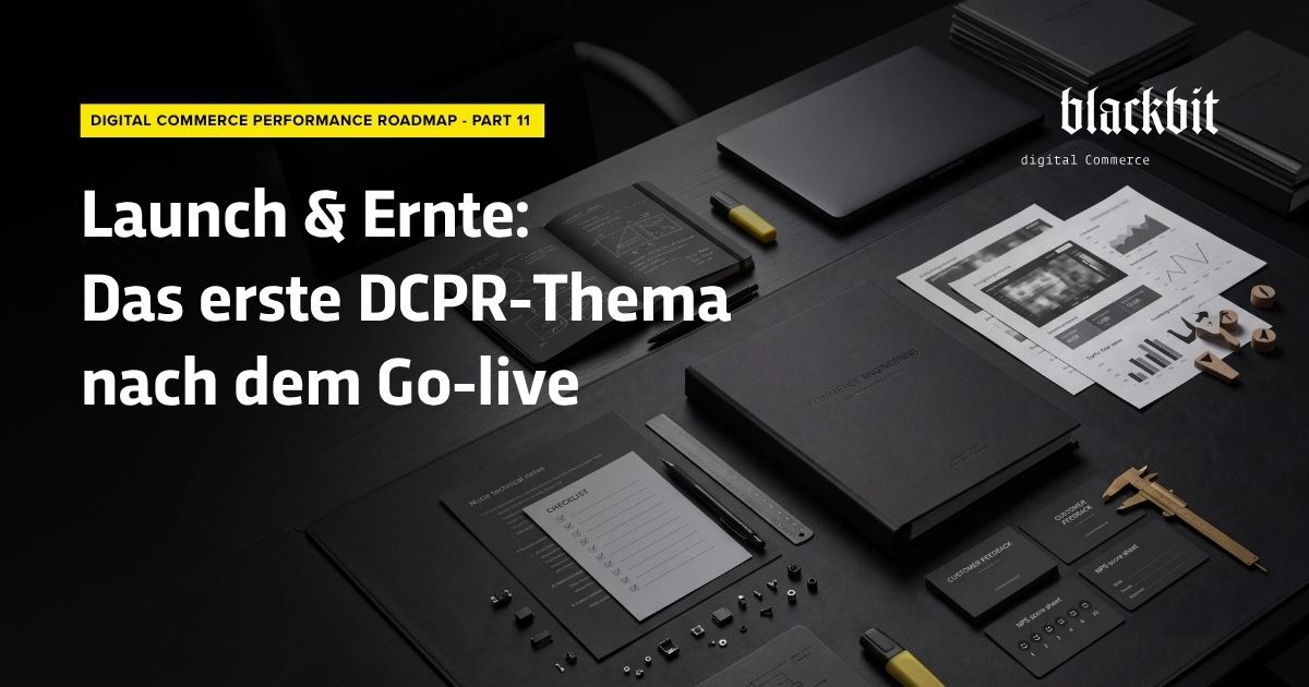 Ein dunkler Schreibtisch mit Notizbüchern, Checklisten, Stiften und Analysedokumenten. Links im Bild steht der Text „Launch & Ernte: Das erste DCPR-Thema nach dem Go-live“ sowie oben das Logo von „Blackbit digital Commerce"